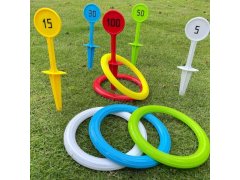 Hra házení kroužků s&nbsp;kolíky do země 7