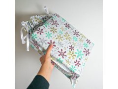 Vánoční dárkový balicí sáček se šňůrkou - 51x39 cm - sněhové vločky 10