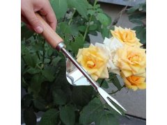 Vypichovač plevele s&nbsp;kolébkou a&nbsp;dřevěnou rukojetí 3