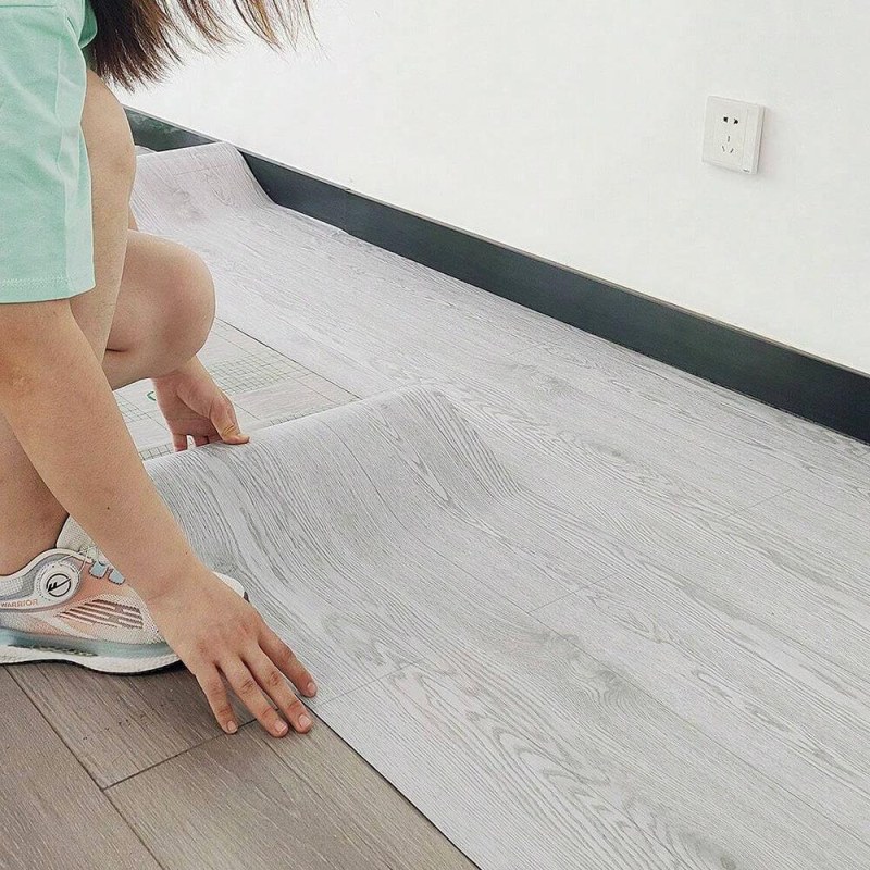 Samolepicí fólie na podlahu 200x60 cm - šedé dřevo - Dárky.pro